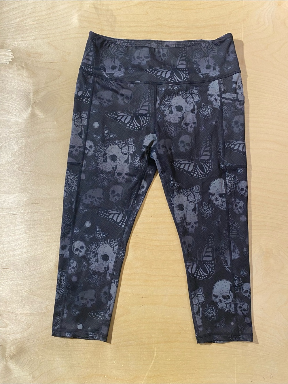 Constantly Varied Gear Black Skull & Butterfly Capri Leggings Large (BM)